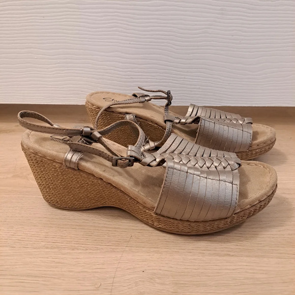 Clarks Bendables Silver Woven Wedge Adjustable Comfortable Neutral Sandals Sz 9 - Picture 3 of 10